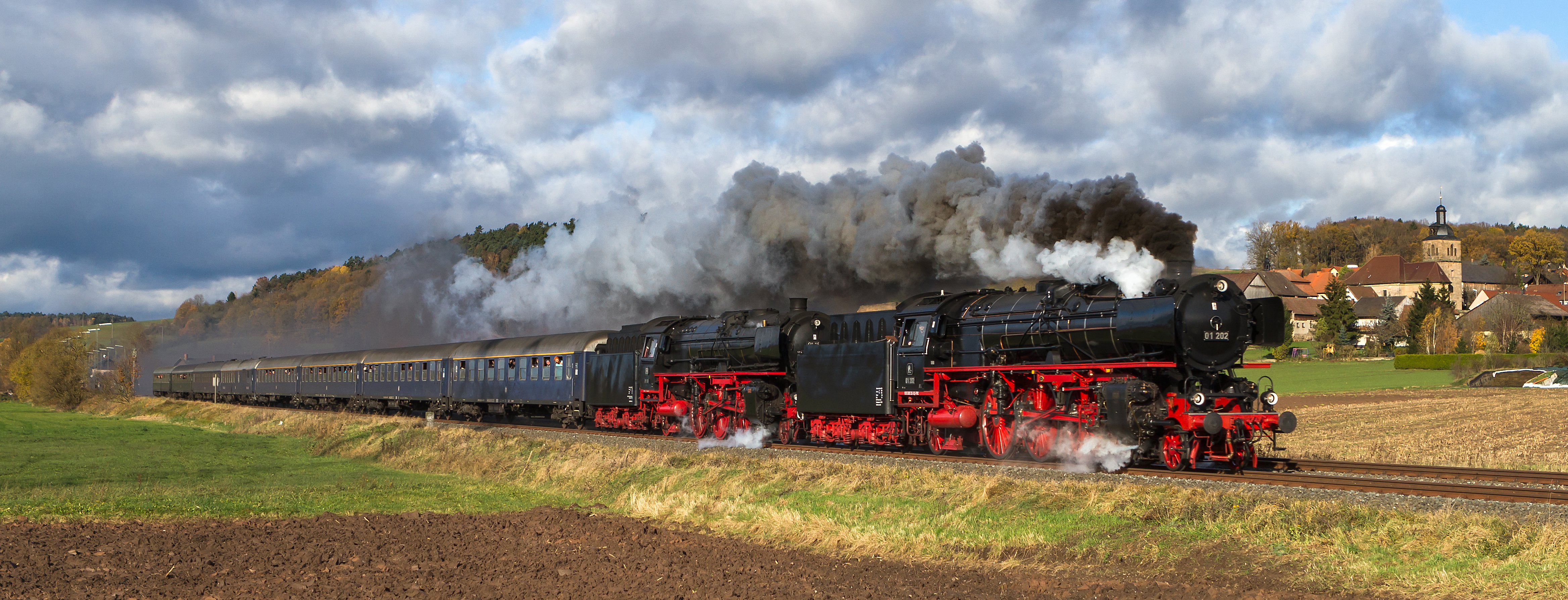 01 202 und 01 150 auf dem Weg nach Neuenmarkt-Wirsberg bei Mainroth (c) Christian Spiller - IGE Erlebnisreisen